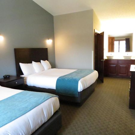 Edgewater Hotel And Suites 풋인베이 외부 사진