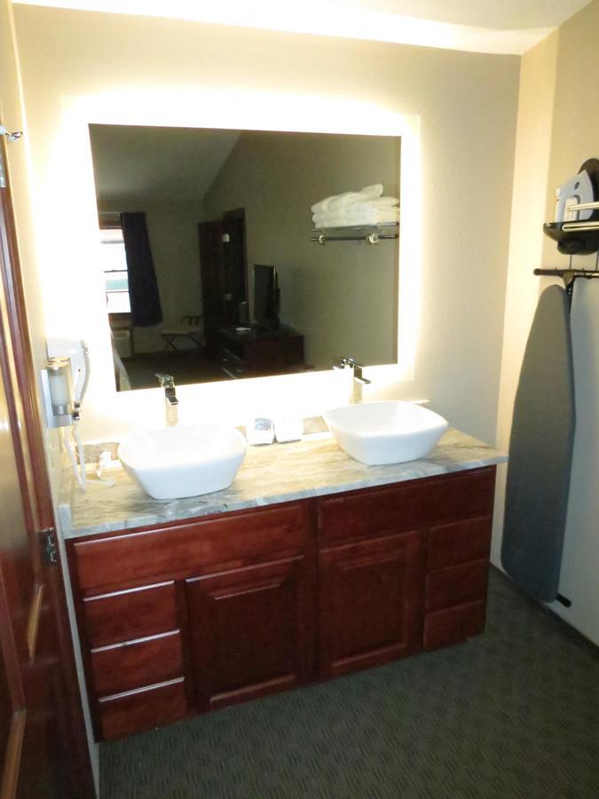 Edgewater Hotel And Suites 풋인베이 외부 사진