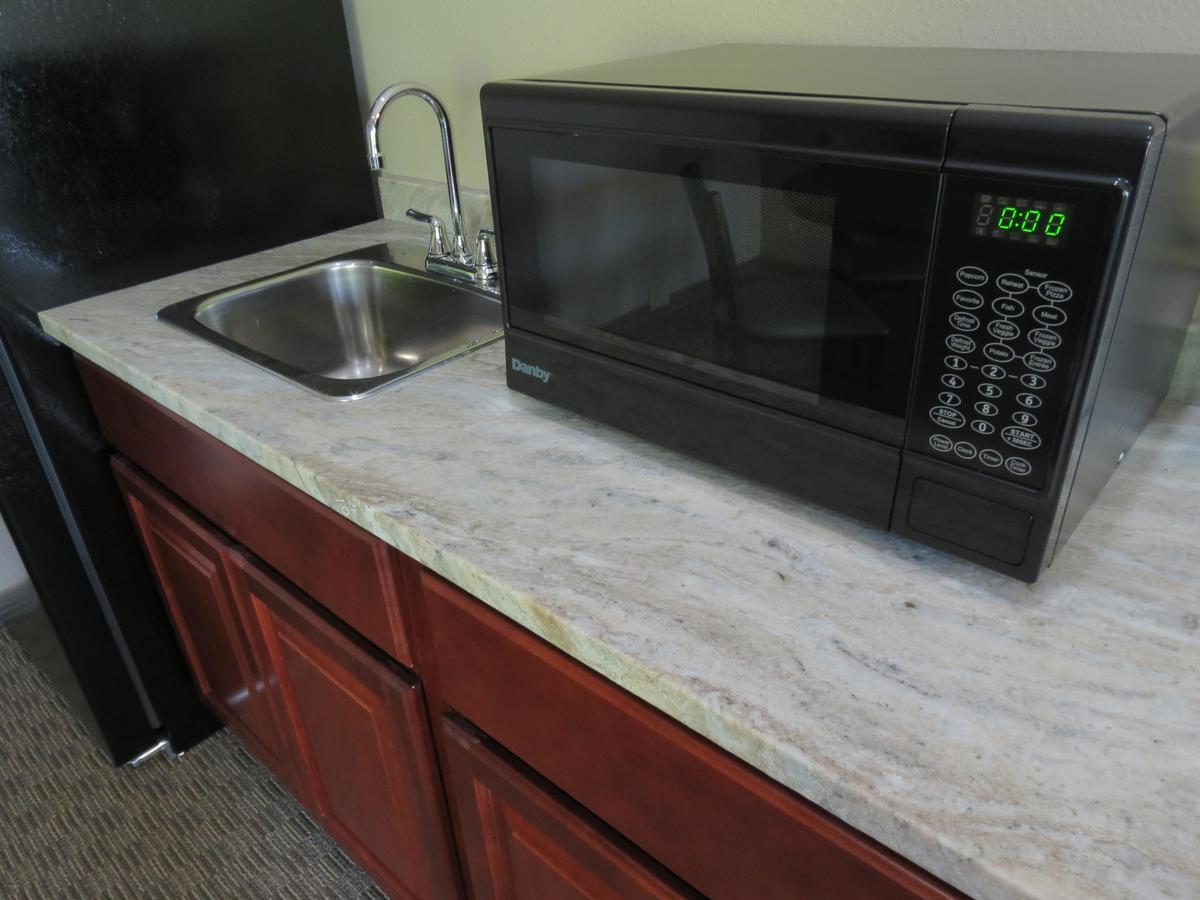 Edgewater Hotel And Suites 풋인베이 외부 사진