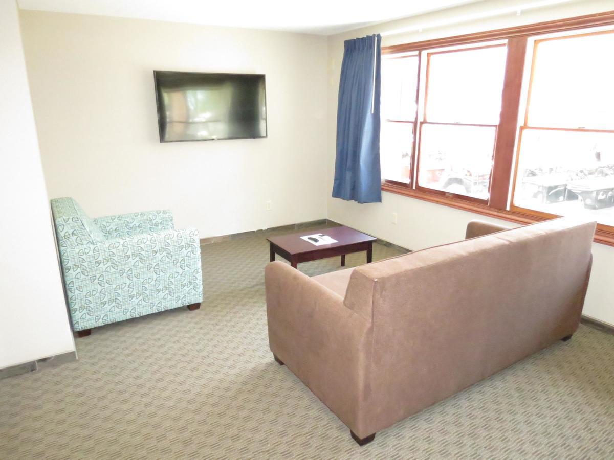 Edgewater Hotel And Suites 풋인베이 외부 사진