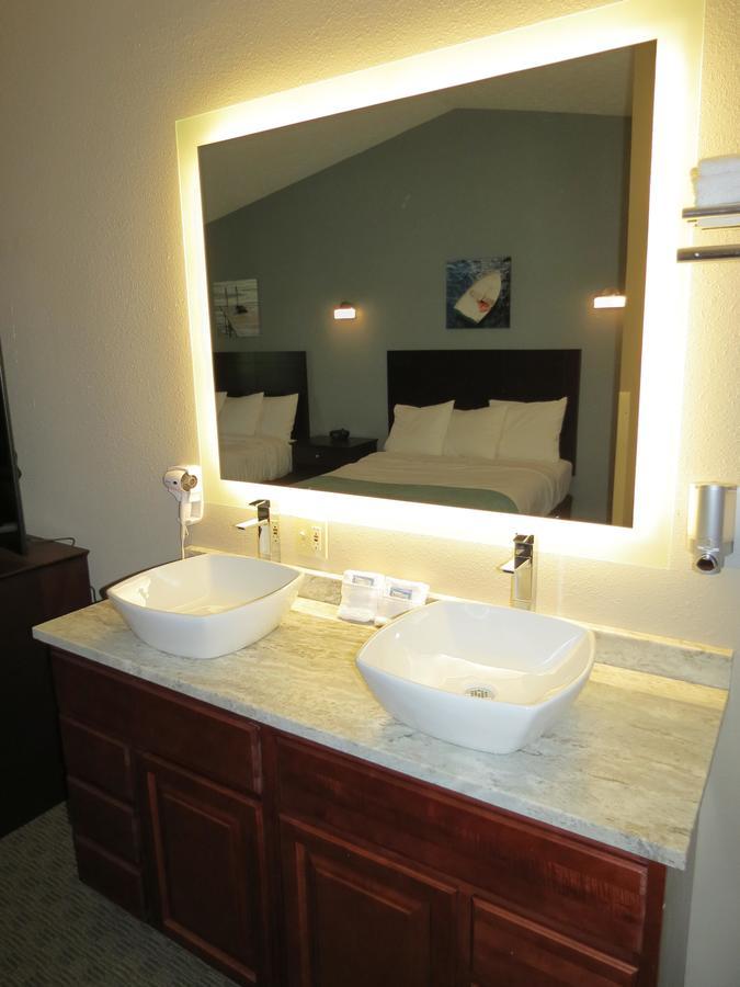 Edgewater Hotel And Suites 풋인베이 외부 사진